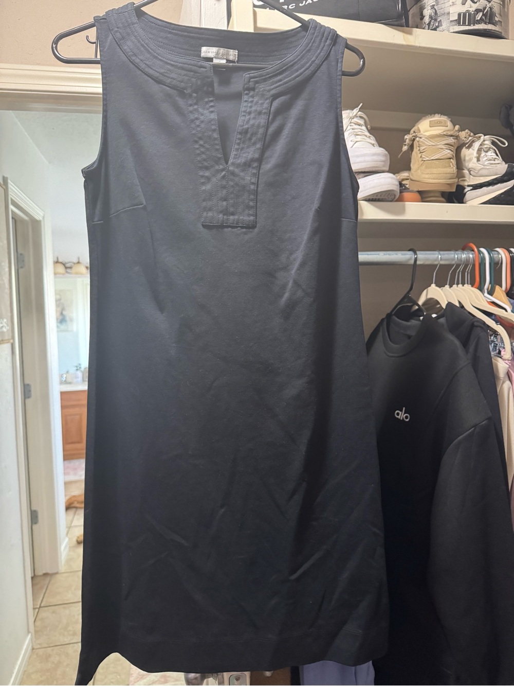 New York & Company Black Sleeveless Shift Dress